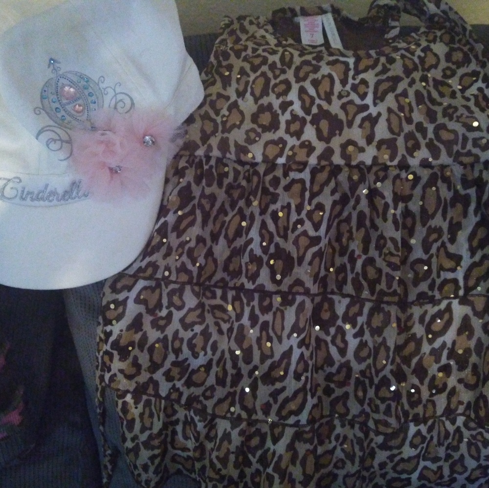 Cute girl leotard blouse, short sleeve size 5 and can use size 6.  Casual occasi